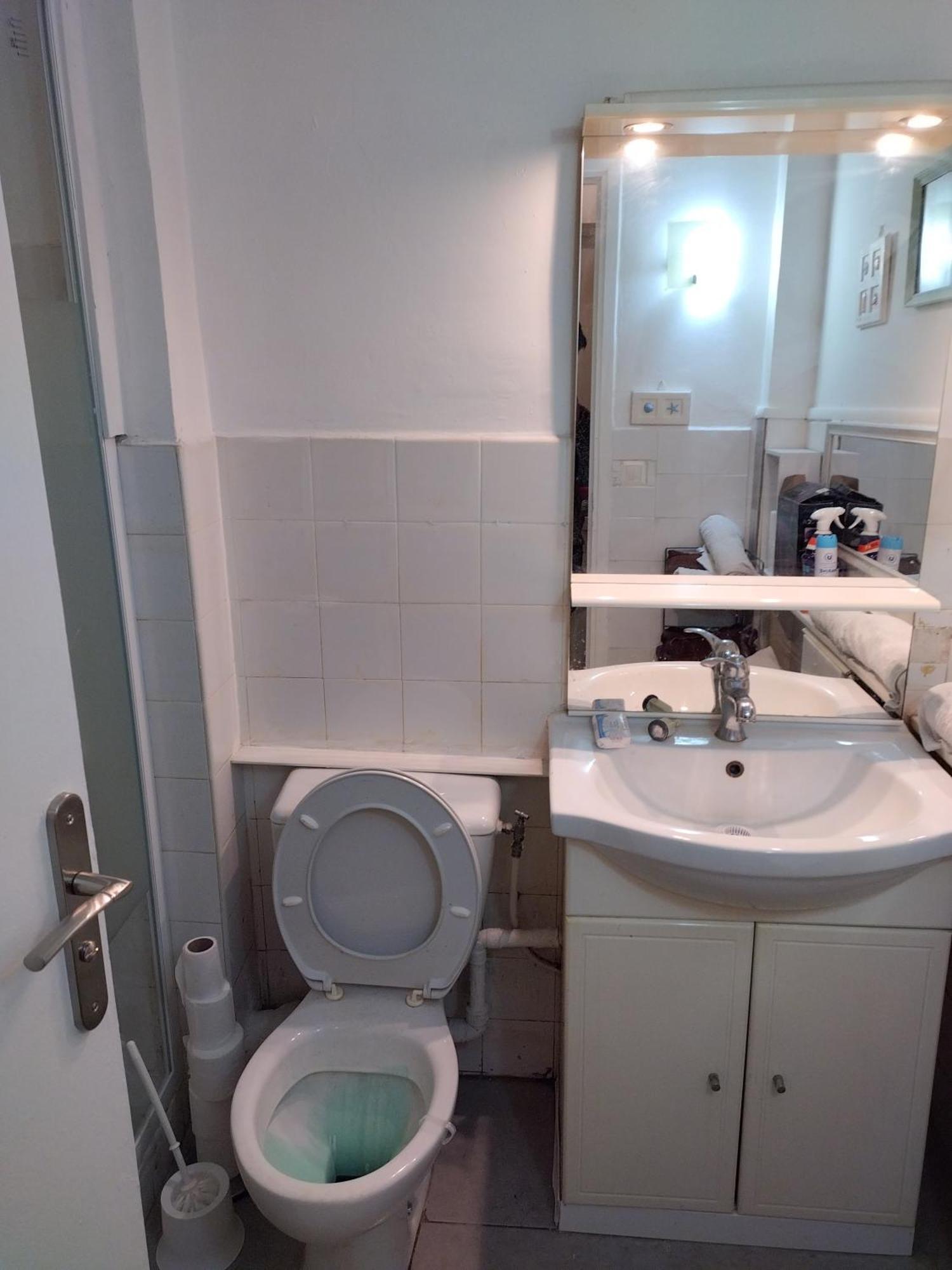 2 Pieces Idealement Placee Dans Le Centre Menton Luaran gambar