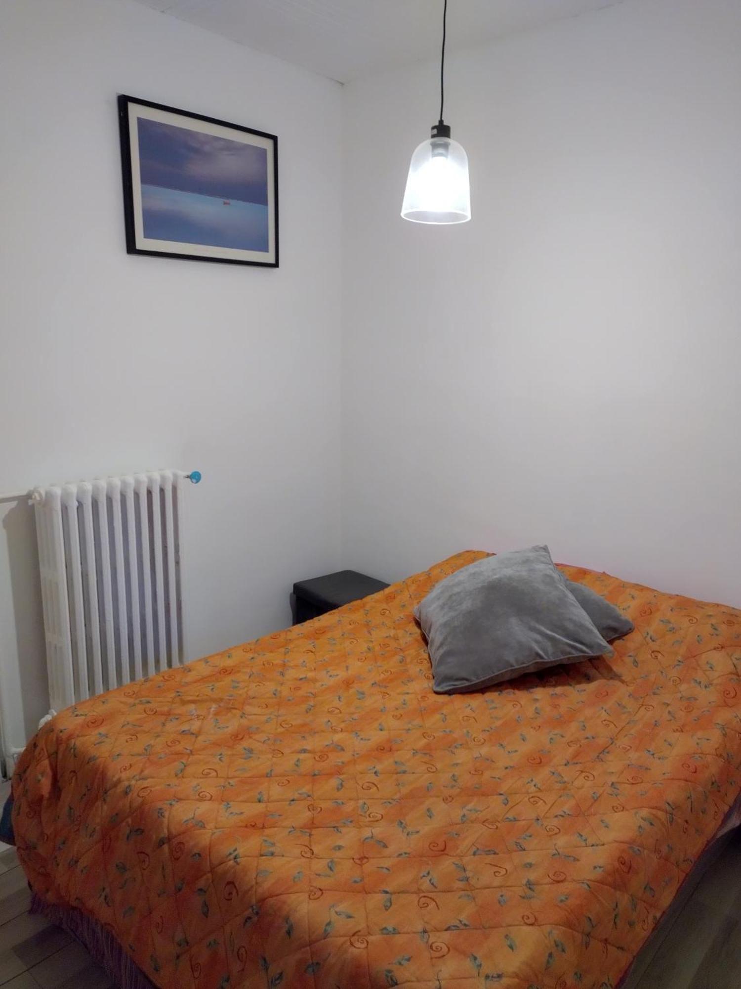 2 Pieces Idealement Placee Dans Le Centre Menton Luaran gambar