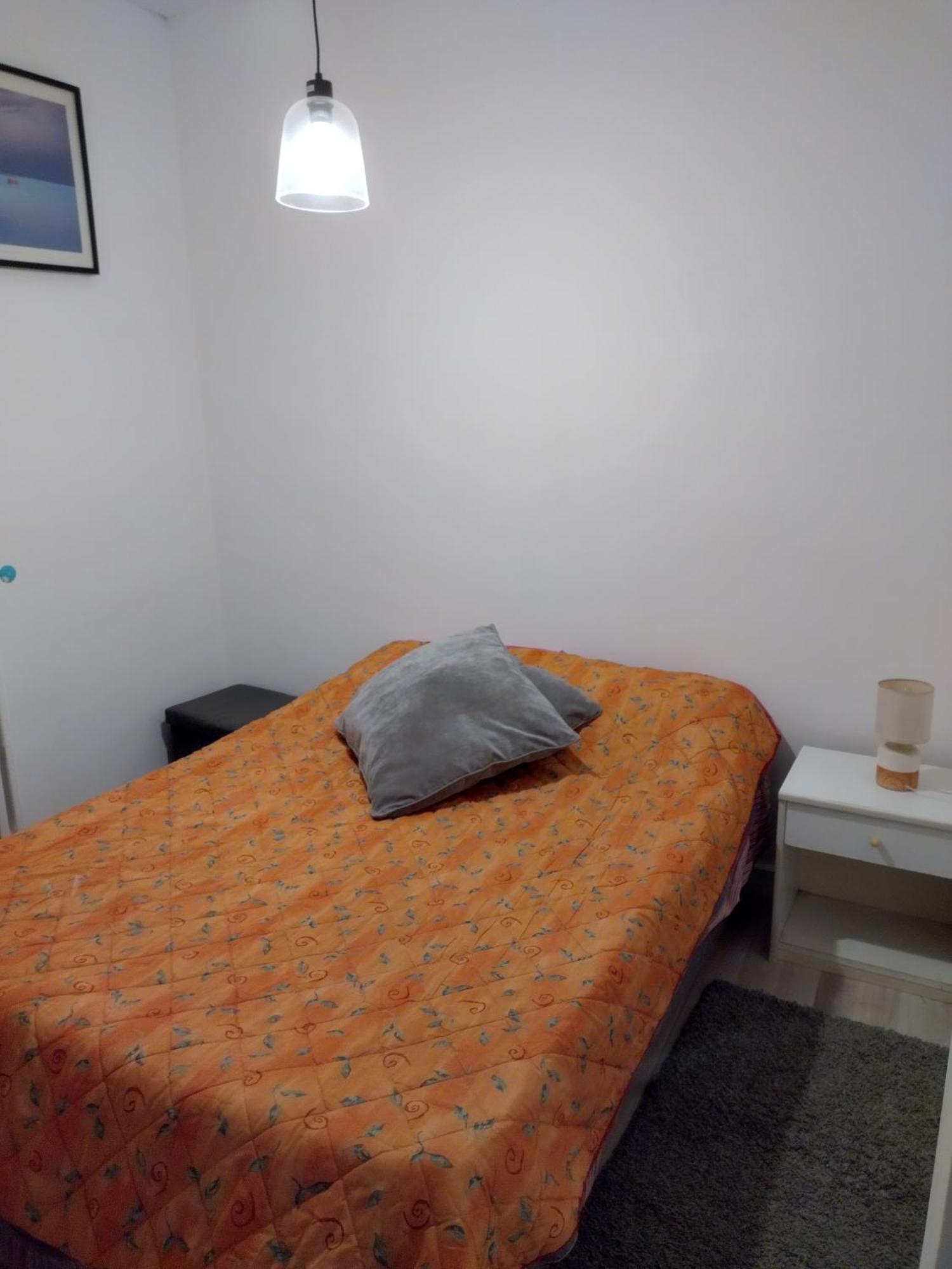 2 Pieces Idealement Placee Dans Le Centre Menton Luaran gambar