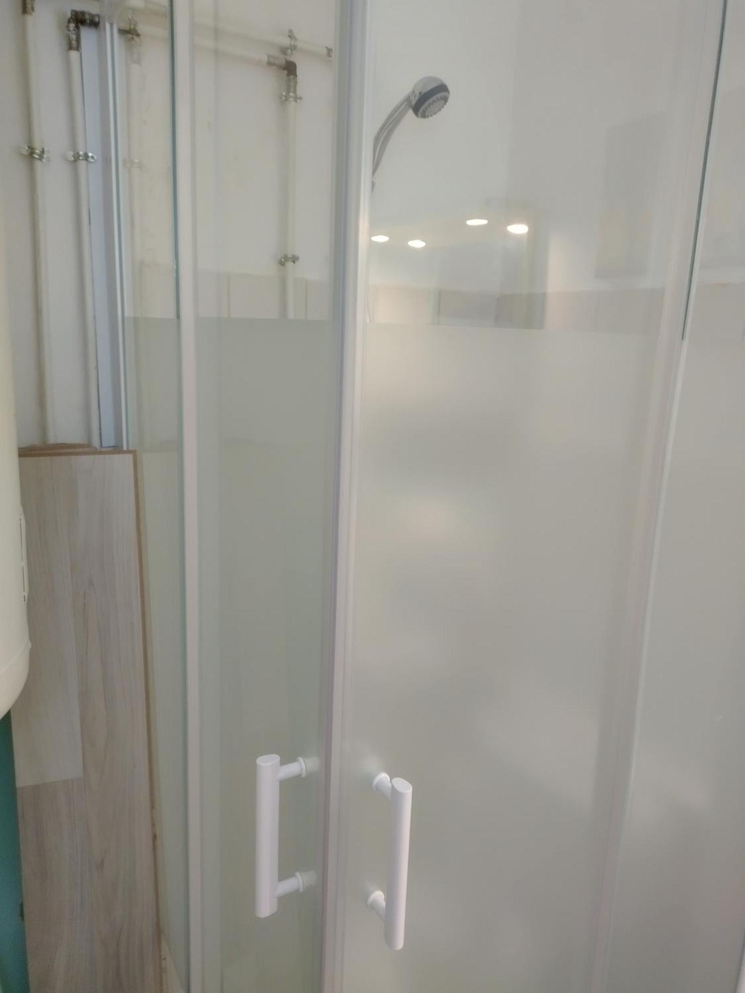 2 Pieces Idealement Placee Dans Le Centre Menton Luaran gambar