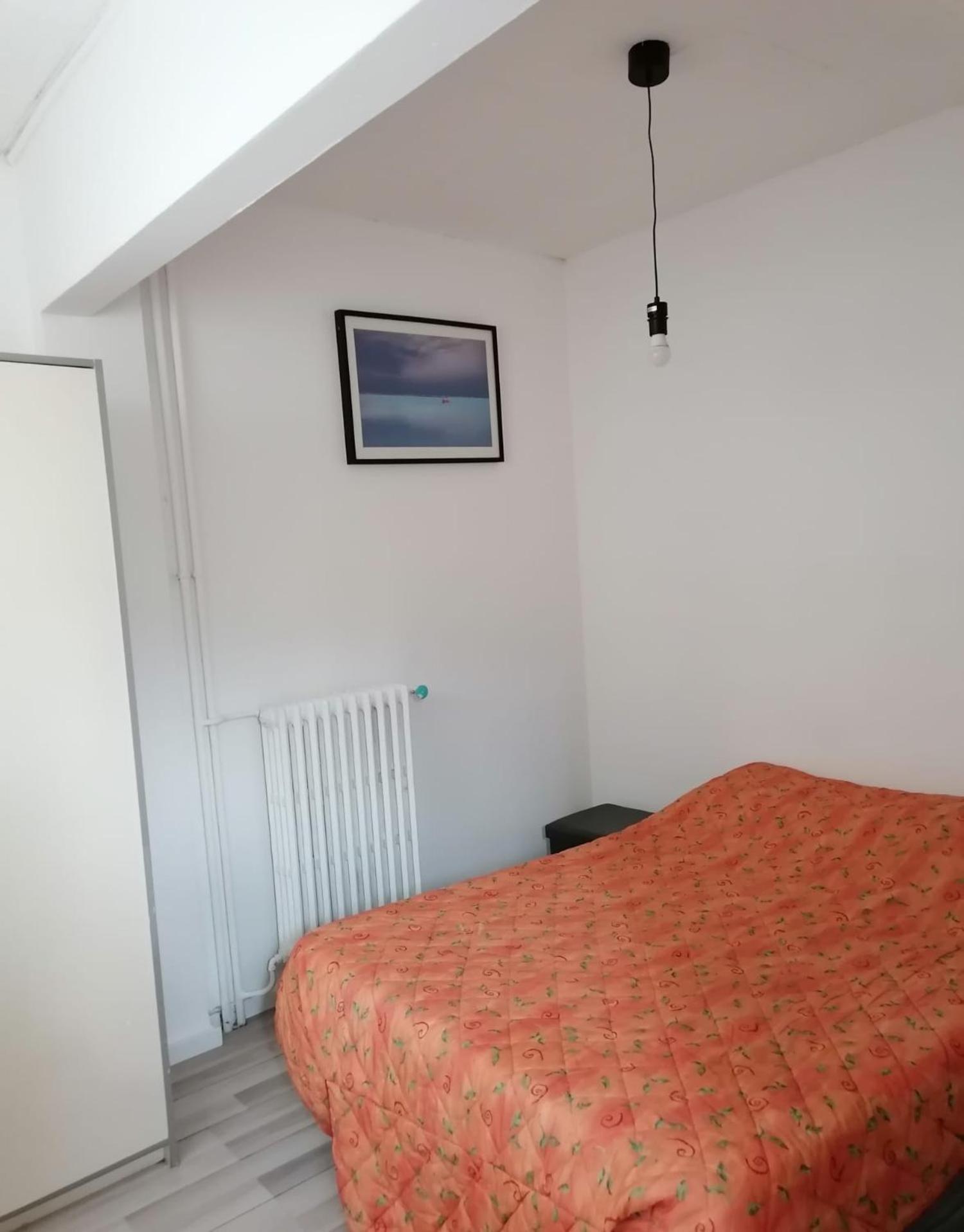 2 Pieces Idealement Placee Dans Le Centre Menton Luaran gambar